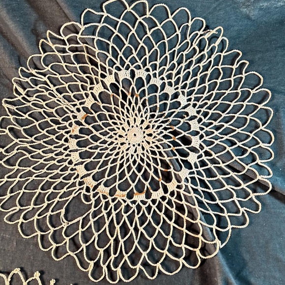 Set/3 VTG Round Doilies - Picture 4 of 7